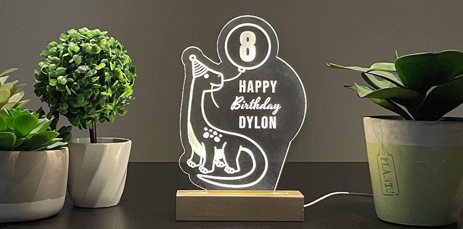 Panneau long à DEL personnalisé en bois - Anniversaire dinosauresque