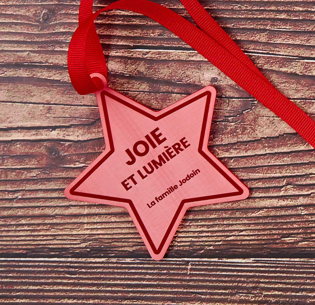 Décoration gravée rouge étoile