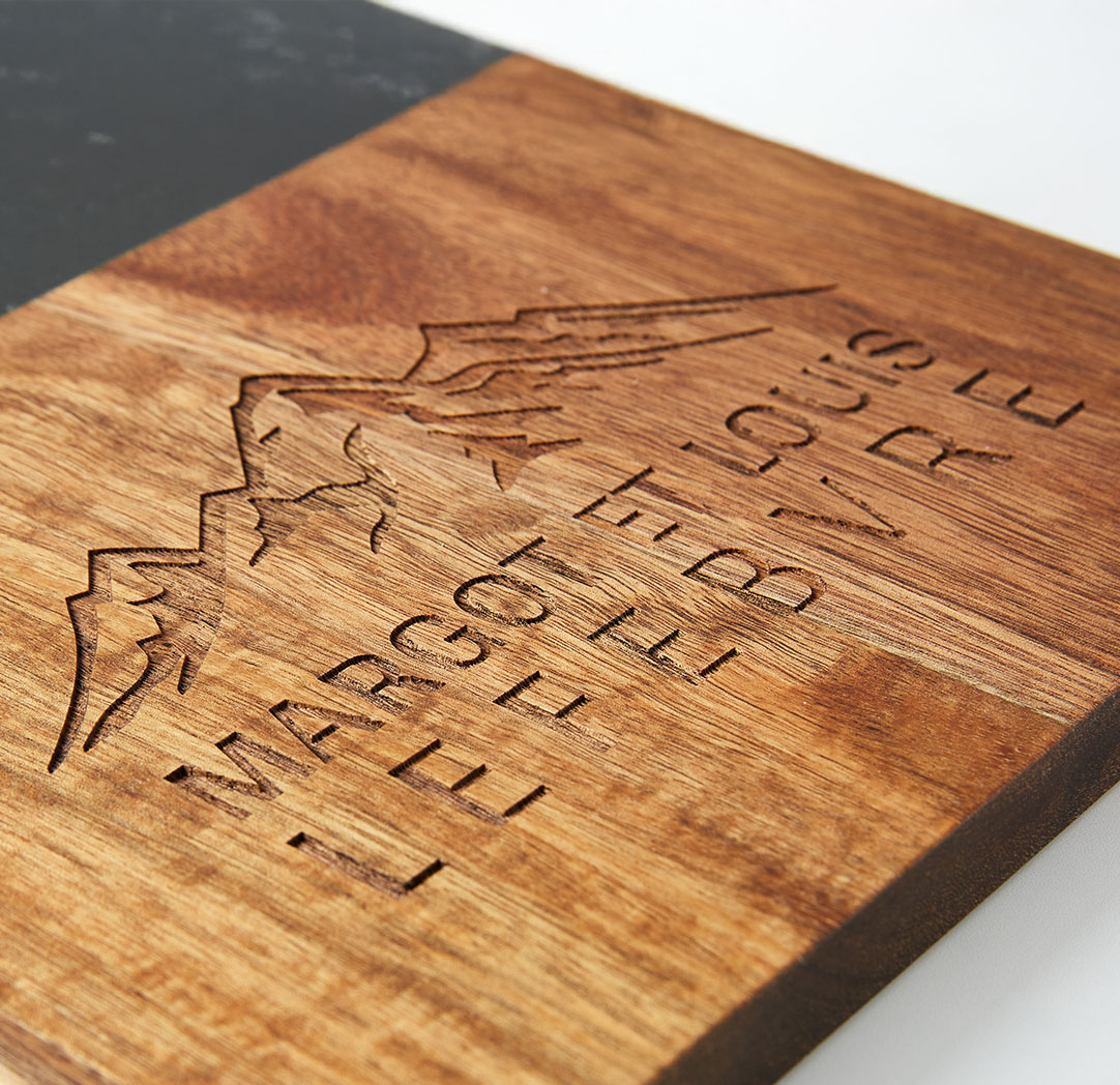 Planche à découper rectangulaire en bois et marbre noir personnalisée