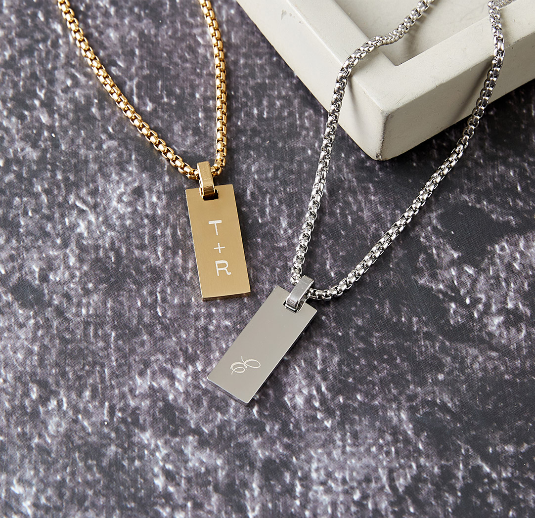Collier avec pendentif rectangulaire - couleur or