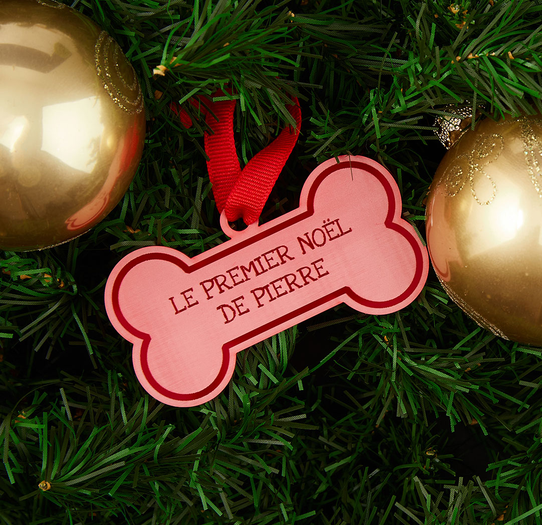 Décoration gravée rouge os 