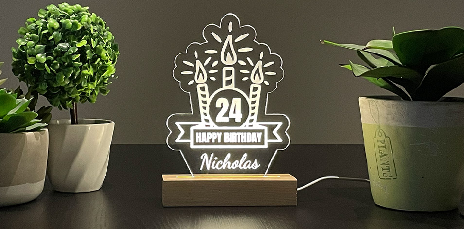 Panneau long à DEL personnalisé en bois - Bougies d’anniversaire