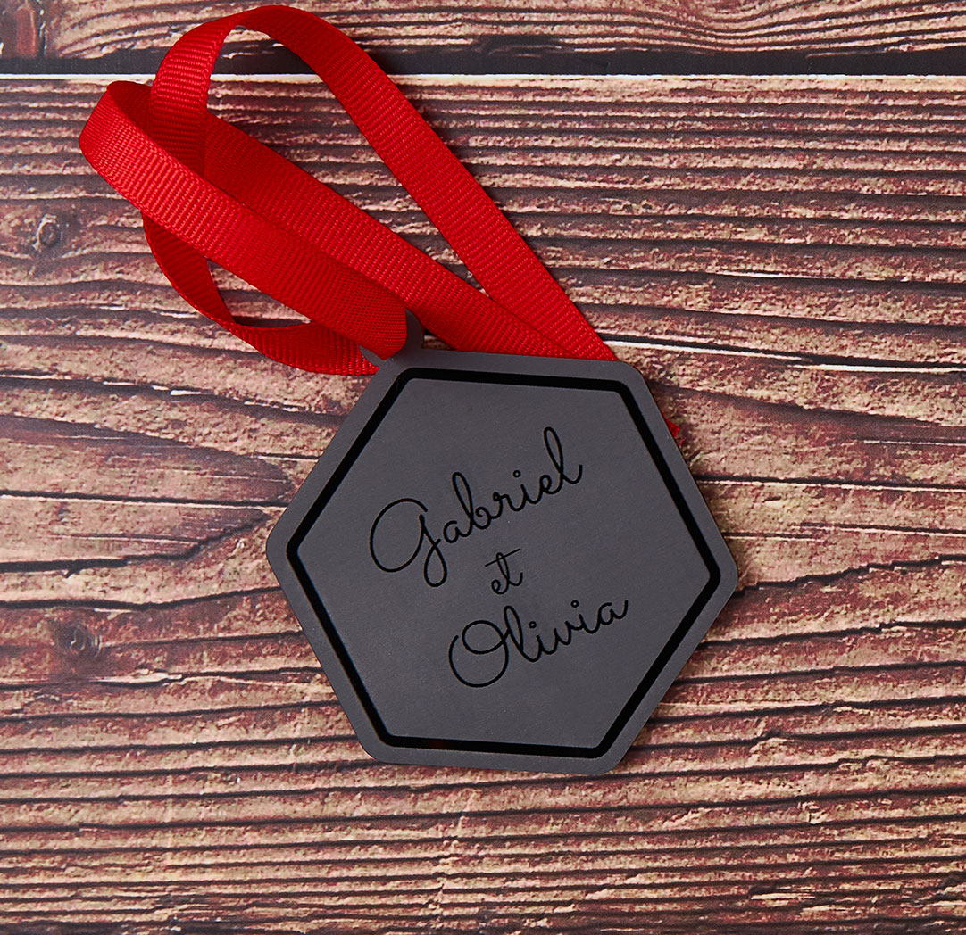 Décoration gravée noire hexagonale