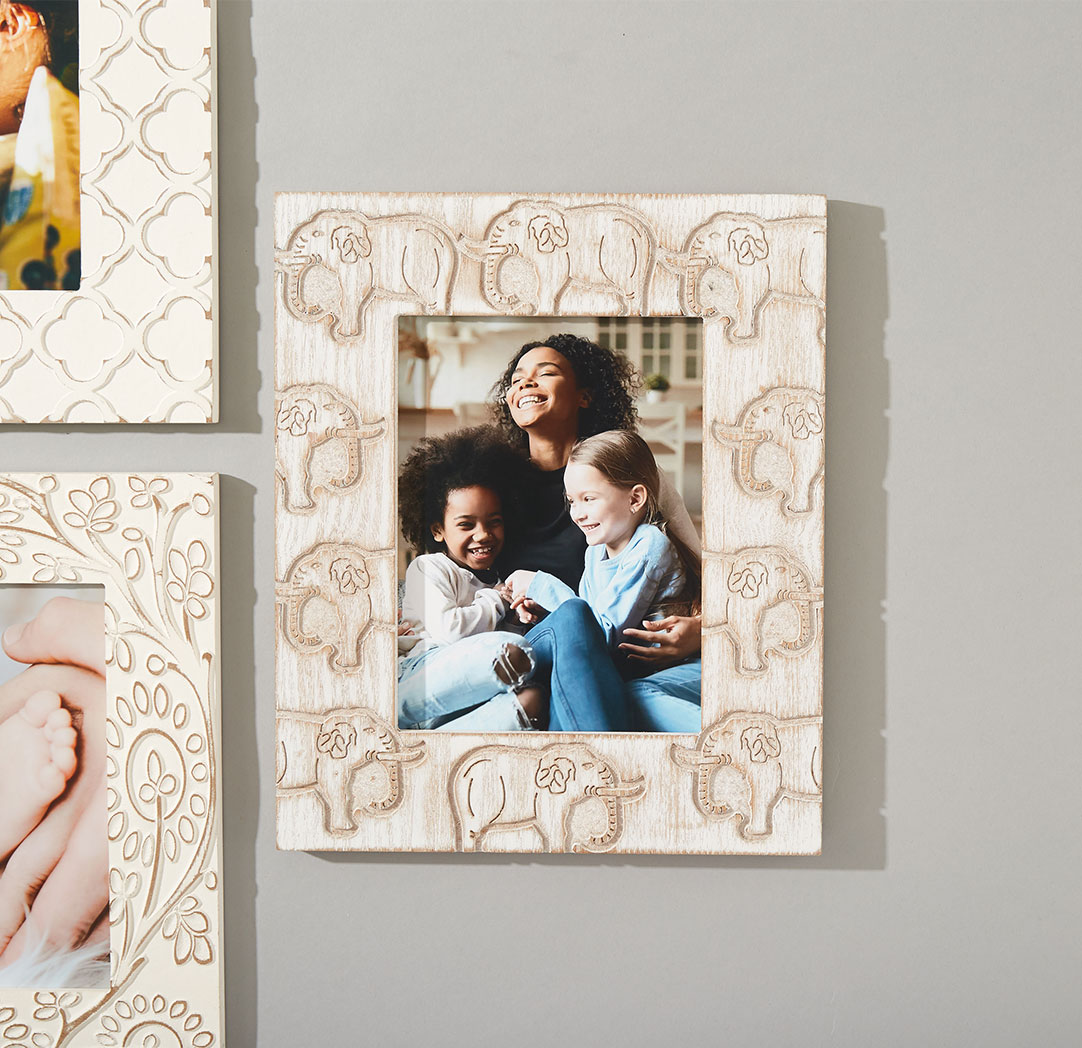 Cadre avec éléphants sculptés 6 x 8 po