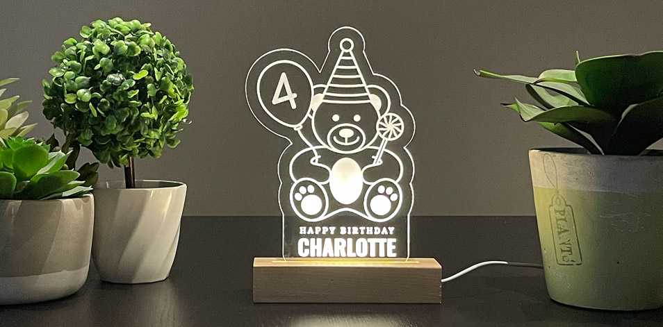 Panneau long à DEL personnalisé en bois   - Ourson d’anniversaire
