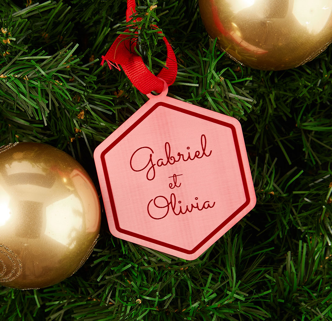 Décoration gravée rouge hexagonale