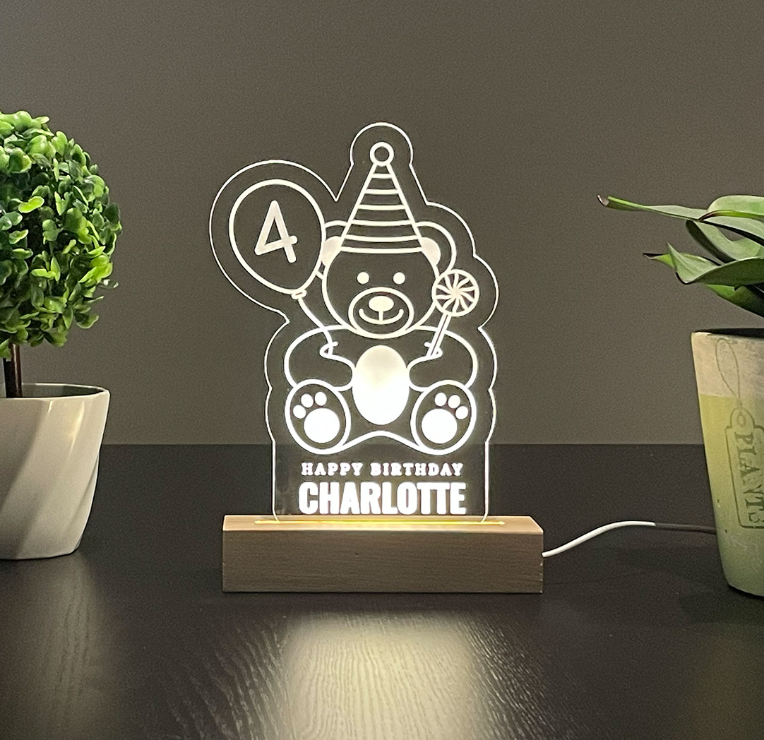 Panneau long à DEL personnalisé en bois   - Ourson d’anniversaire