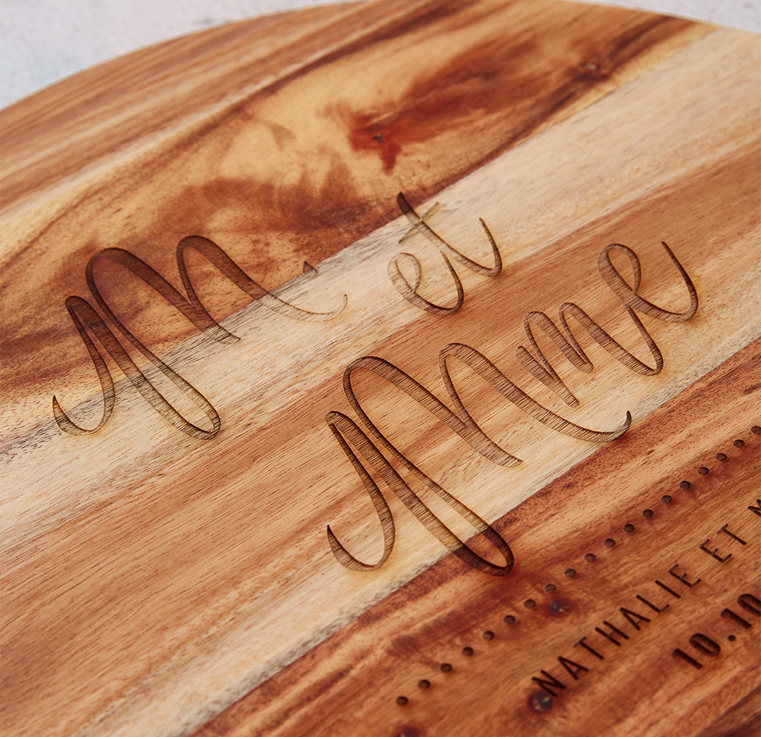 Planche à découper ronde personnalisée en acacia